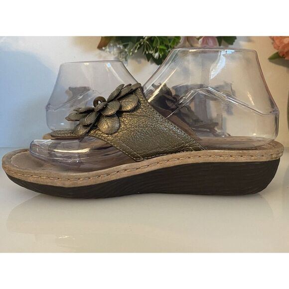 Clarks Artisan Larina Floral Thong Wedge Sandals Gold Women's Size 7M New No Box - Picture 4 of 16